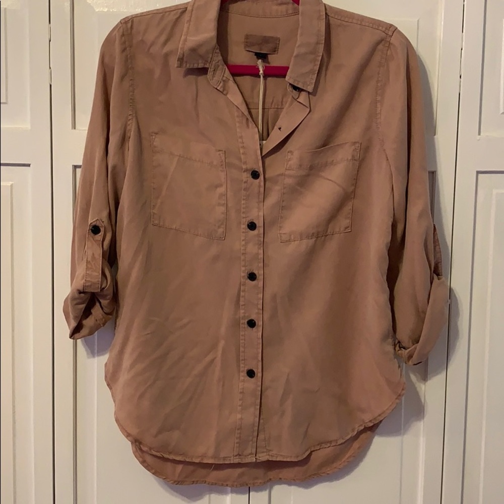 Universal thread button down.